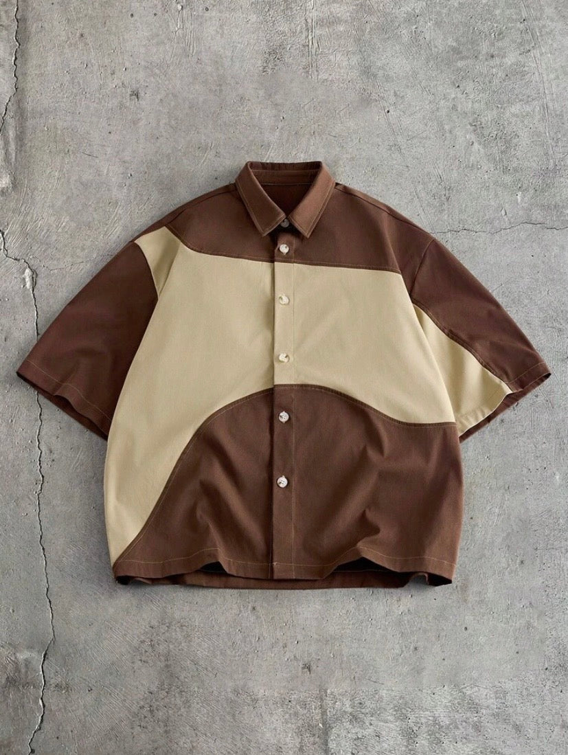 Ensemble décontracté pour homme avec chemise à boutons et short assorti à contrastes de couleurs, idéal pour l’été et les loisirs.