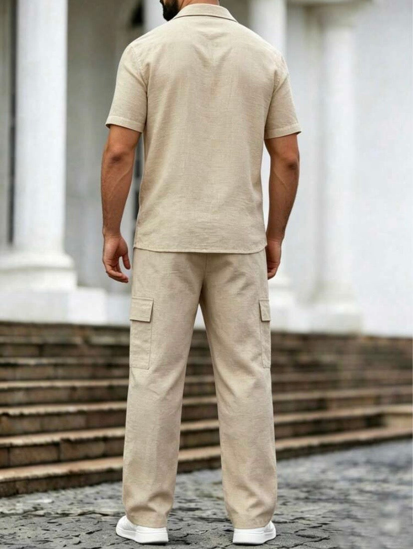 Ensemble homme avec chemise à col et pantalon droit, style décontracté et moderne, idéal pour le quotidien, les loisirs et les activités de plein air.