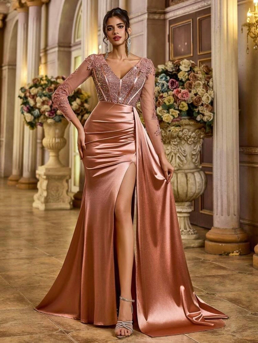 Robe longue élégante et luxueuse à col V avec manches longues, broderies en dentelle et sequins, coupe sirène moulante avec détails transparents, idéale pour mariages, galas et soirées habillées