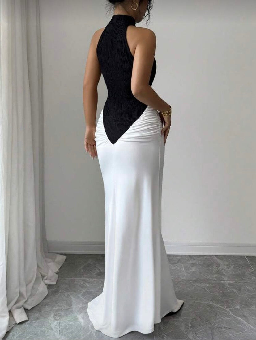 Robe Maxi Ajustée Noir et Blanc, Épaules Dénudées, Fente Haute, Design Color Block, Élégante pour Soirée et Événement