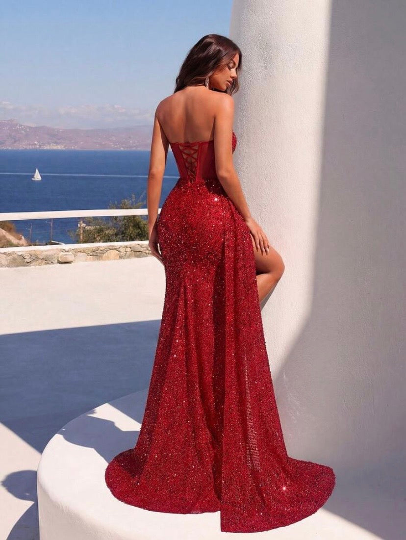 Robe longue élégante sans bretelles avec détails à sequins et corset structuré, taille haute plissée avec fente satinée et dos lacé, parfaite pour galas, cocktails et cérémonies formelles