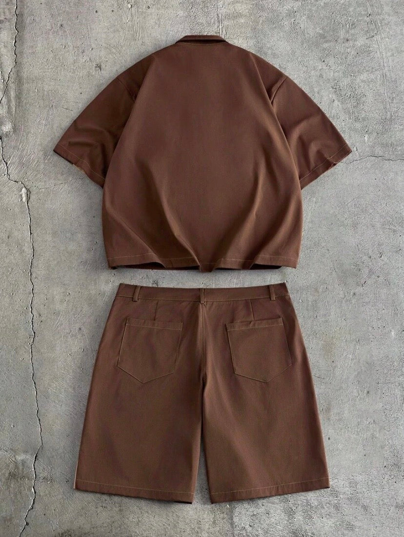 Ensemble décontracté pour homme avec chemise à boutons et short assorti à contrastes de couleurs, idéal pour l’été et les loisirs.