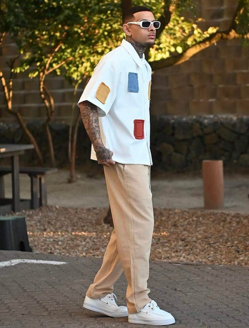 Chemise décontractée pour homme à coupe ample avec broderies et détails contrastés, idéale pour un style estival moderne.