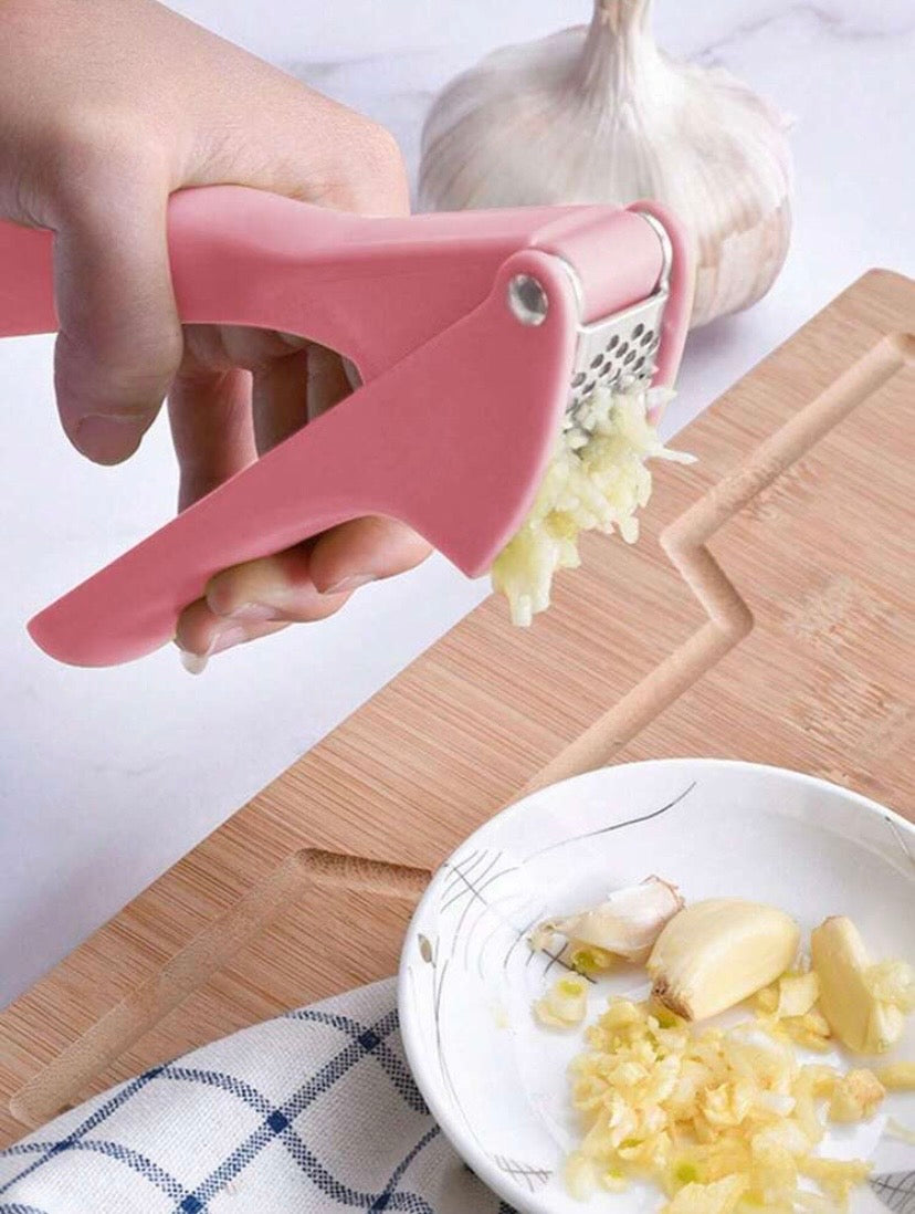Presse-ail en acier inoxydable, robuste et pratique pour écraser facilement l’ail en cuisine.