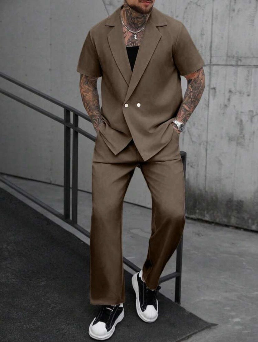 Ensemble homme style Old Money avec chemise croisée à manches courtes et pantalon décontracté à poches inclinées, idéal pour l’été et les vacances.