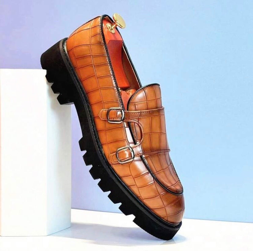 Mocassins habillés pour homme à enfiler avec pampilles décoratives et finition brillante, alliant élégance et style moderne.