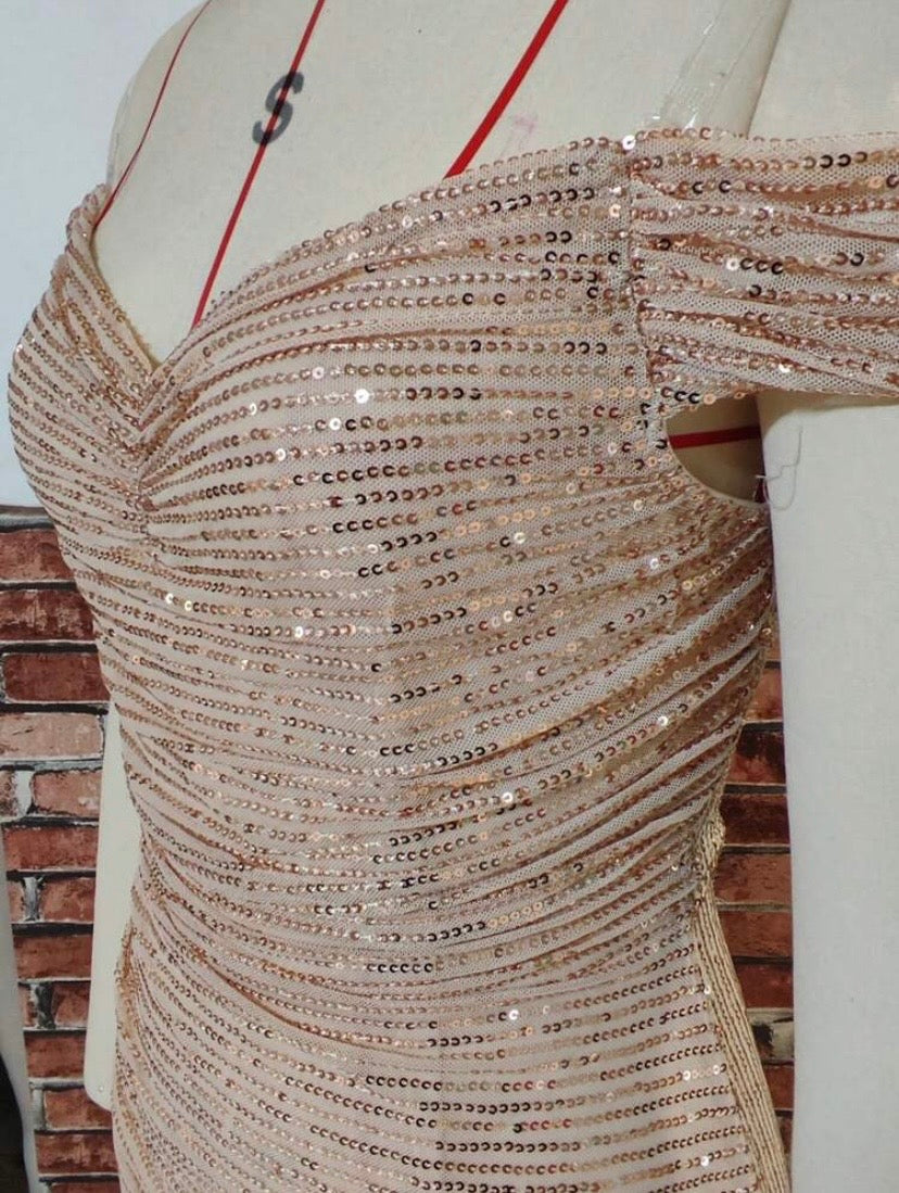 Robe de soirée élégante pour femme à col V et épaules dénudées, taille haute et détails à sequins plissés