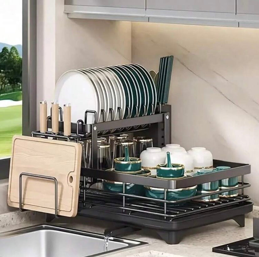 Égouttoir à vaisselle double niveau en métal et acier carbone, avec supports pour couverts, couteaux et tasses, design robuste et gain de place pour une cuisine organisée.