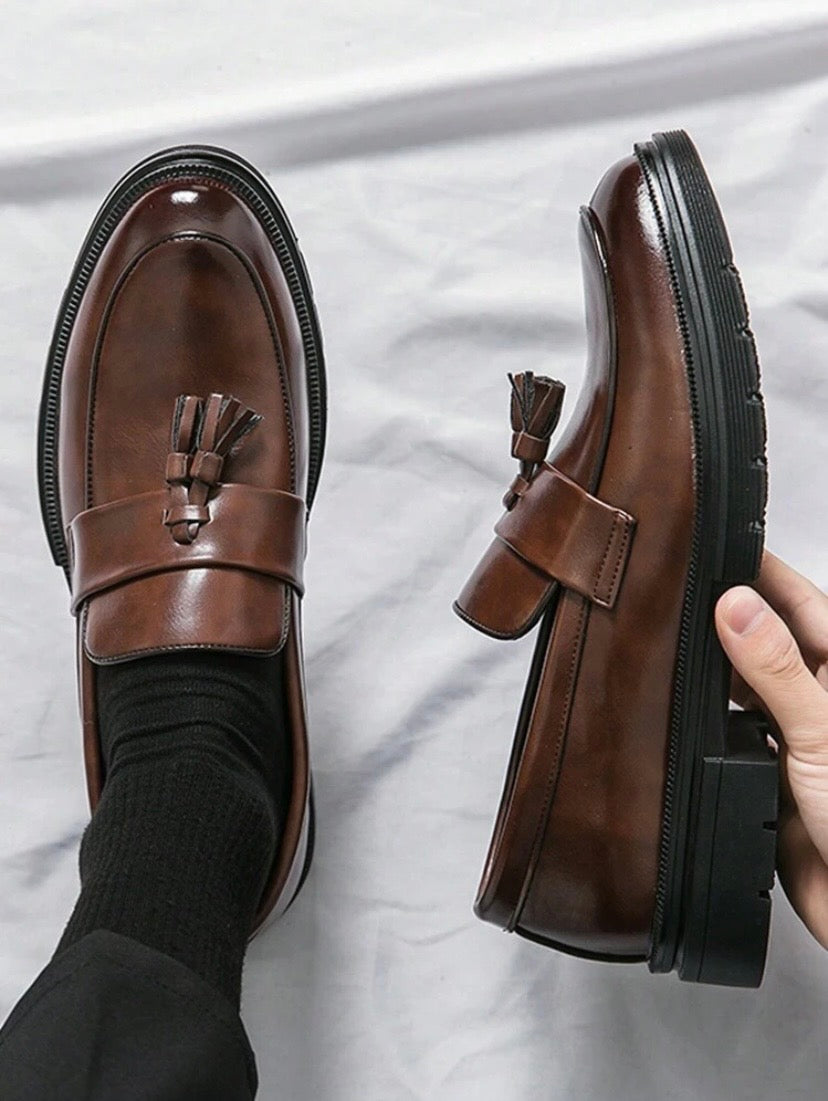 Chaussures habillées pour homme en cuir PU à semelle épaisse avec pampilles décoratives, modèle à enfiler idéal pour mariages et occasions professionnelles.
