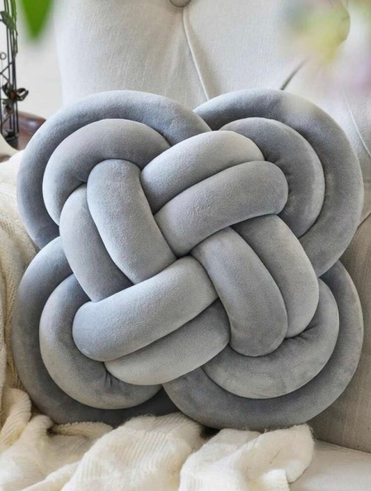 Coussin décoratif tressé fait main style nœud chinois, doux et confortable, idéal pour canapé ou chambre, coloris gris clair.
