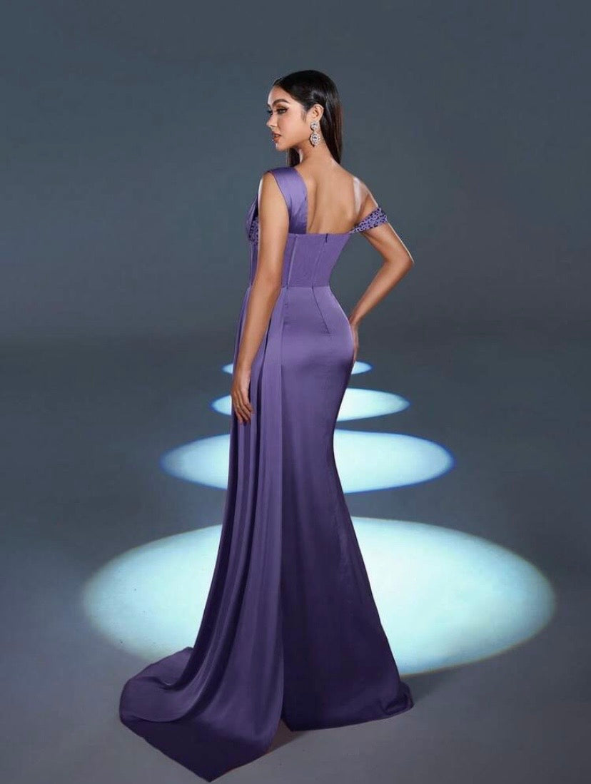 Robe de soirée élégante pour femme à col asymétrique avec détails en sequins contrastés, bustier structuré et fente haute, idéale pour mariages et événements habillés