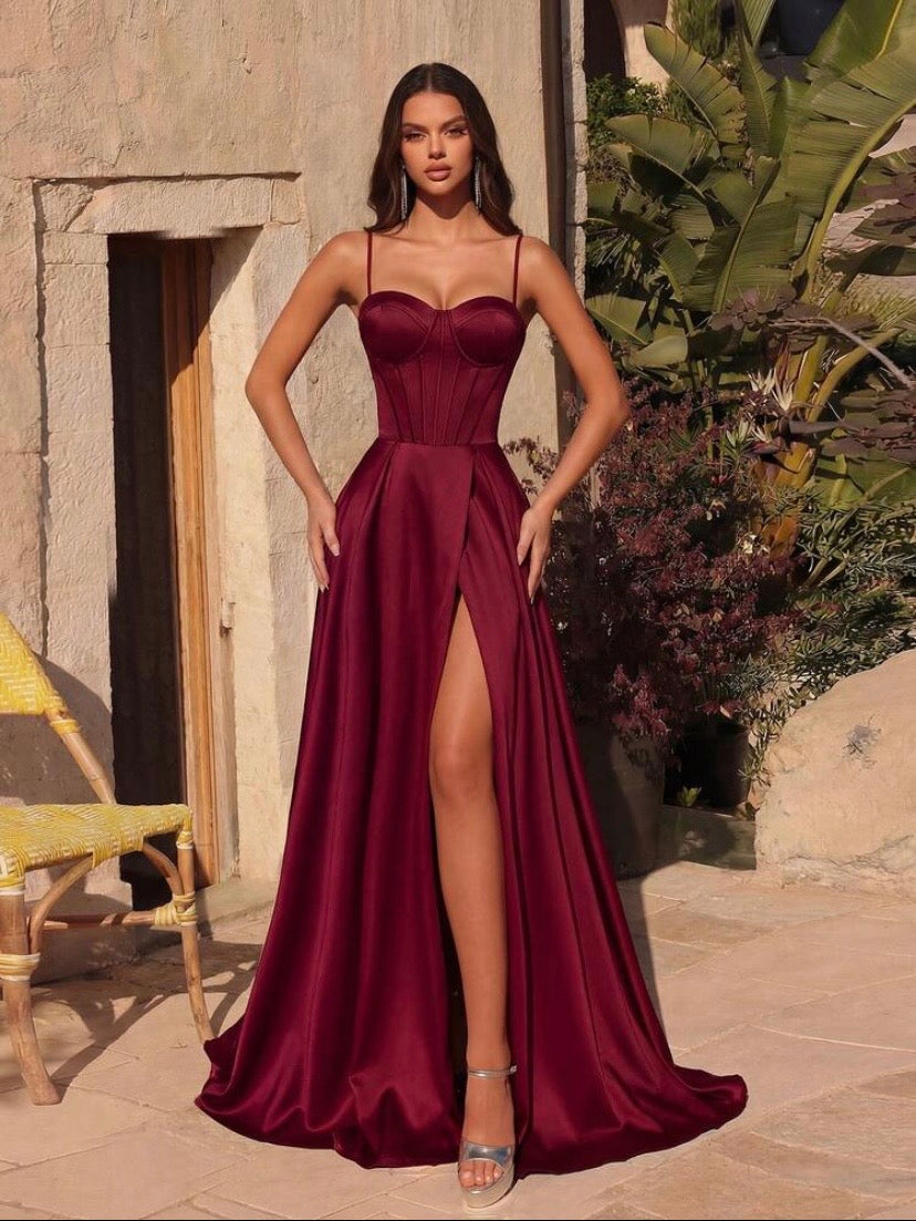 Robe longue élégante pour femme à bretelles fines et col cœur, dos ouvert croisé avec fente haute et taille marquée, idéale pour soirée, mariage et occasions habillées