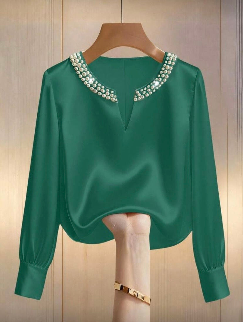 Blouse satinée à manches longues avec perles décoratives, coupe fluide et élégante 👚