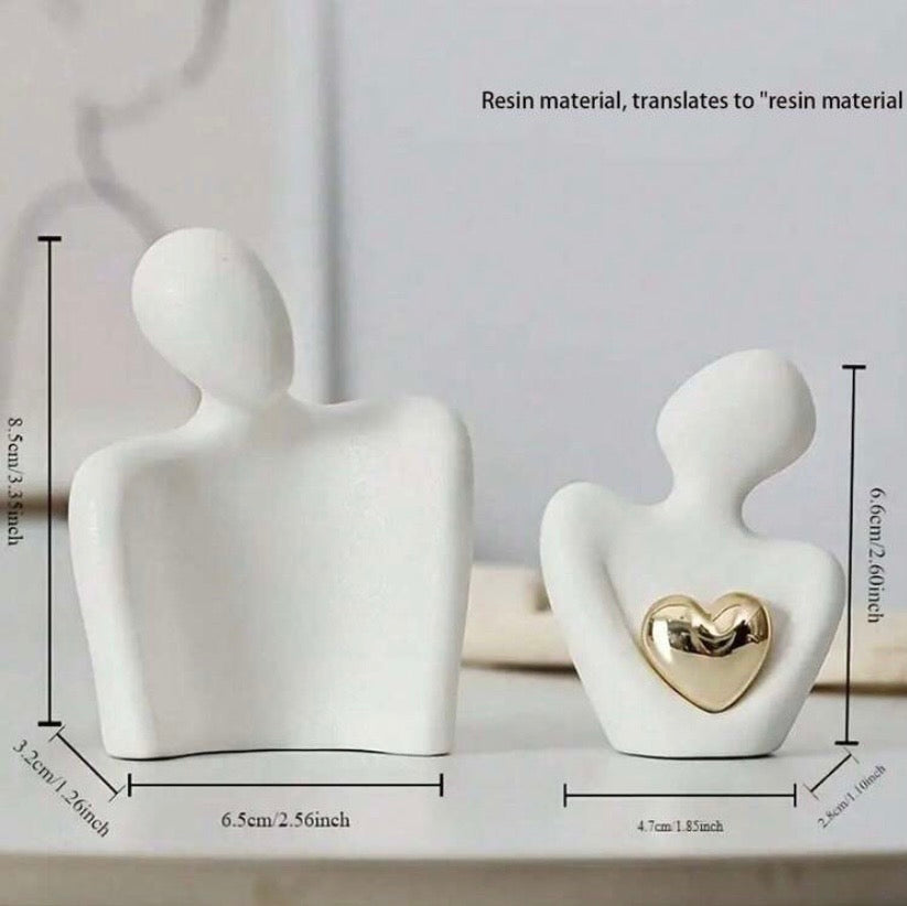 Statue moderne représentant une étreinte amoureuse avec cœur doré, décoration élégante pour salon, chambre ou bureau.