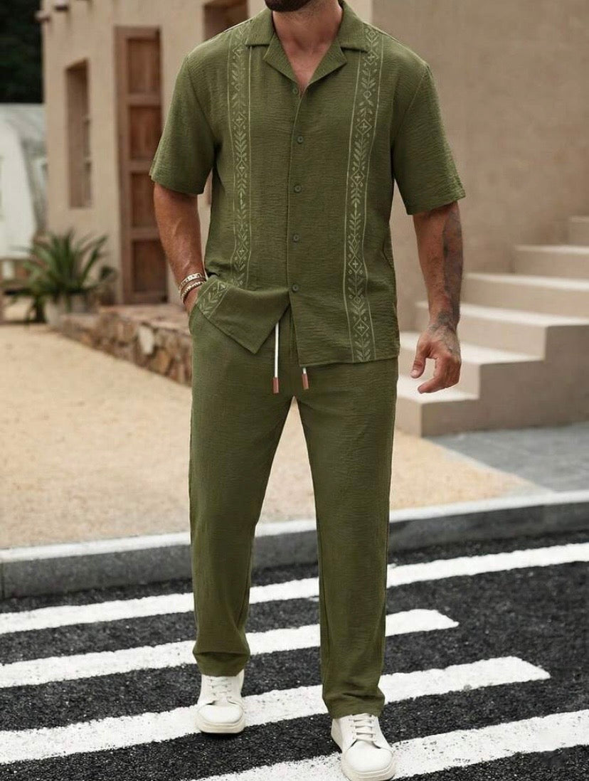 Ensemble homme décontracté en tissu gaufré avec chemise imprimée à manches courtes et pantalon à taille élastique avec cordon, idéal pour vacances, soirées et tenues confortables du quotidien