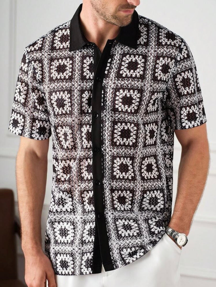 Chemise casual pour homme à manches courtes avec col à contraste et design patchwork, style estival moderne à boutonnière, idéale pour une tenue décontractée quotidienne