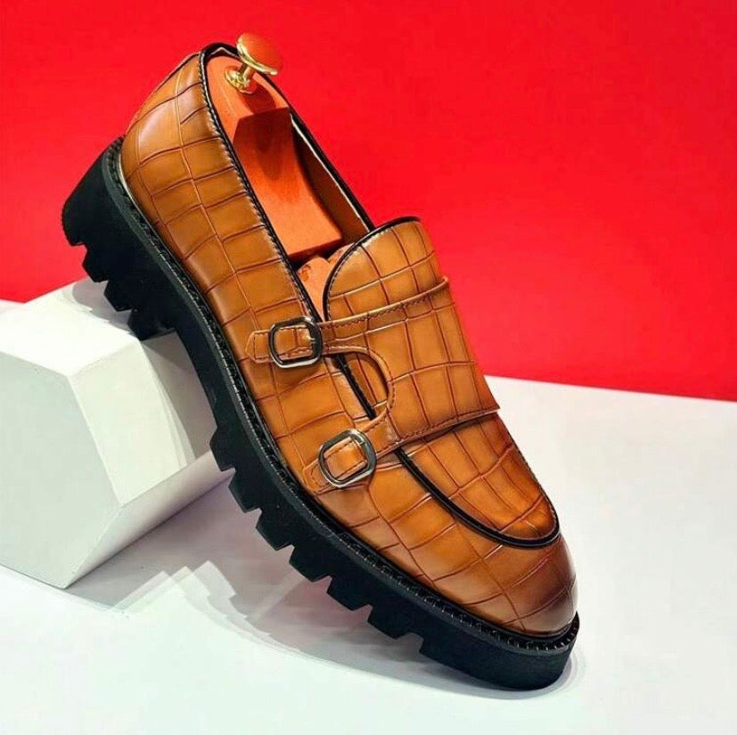 Mocassins habillés pour homme à enfiler avec pampilles décoratives et finition brillante, alliant élégance et style moderne.