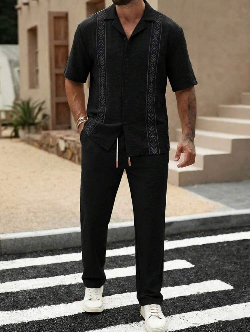 Ensemble homme décontracté en tissu gaufré avec chemise imprimée à manches courtes et pantalon à taille élastique avec cordon, idéal pour vacances, soirées et tenues confortables du quotidien