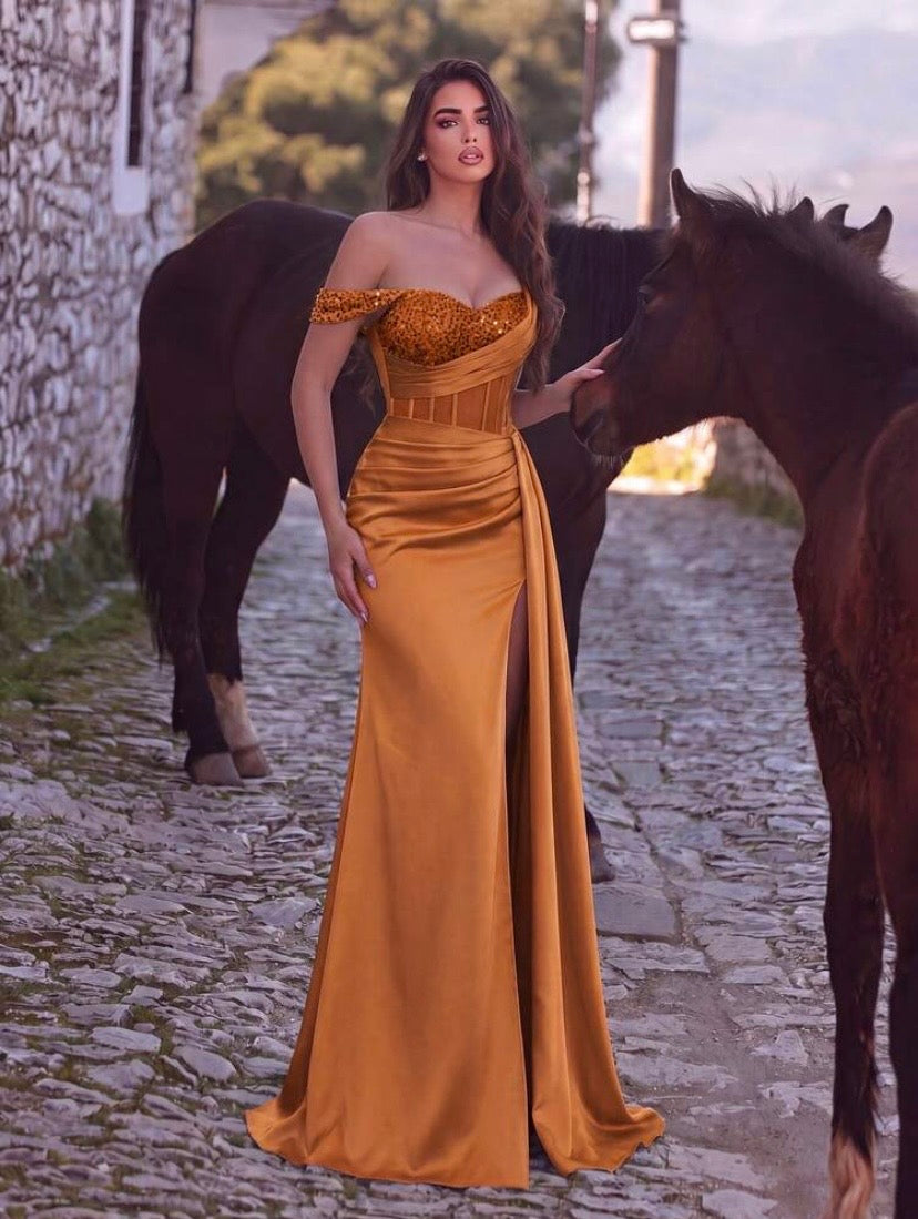 Robe de soirée élégante pour femme à col asymétrique avec détails en sequins contrastés, bustier structuré et fente haute, idéale pour mariages et événements habillés