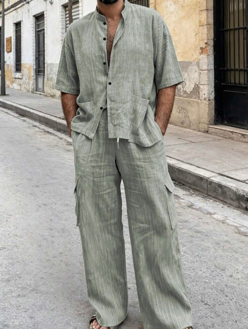 Ensemble décontracté pour homme avec chemise à col mao et pantalon ample effet lin, idéal pour les sorties, voyages et vacances d’été.