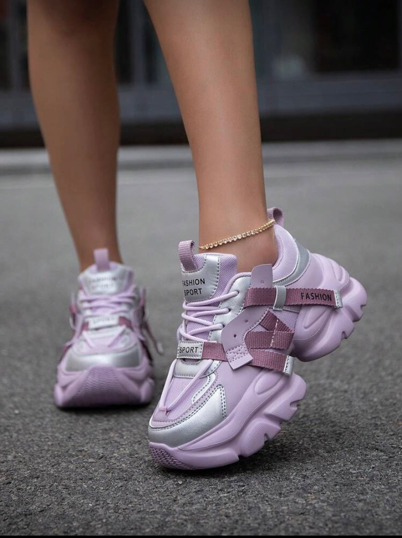 Baskets compensées à lacets avec empiècements en mesh et motifs contrastants, confortables et polyvalentes 👟