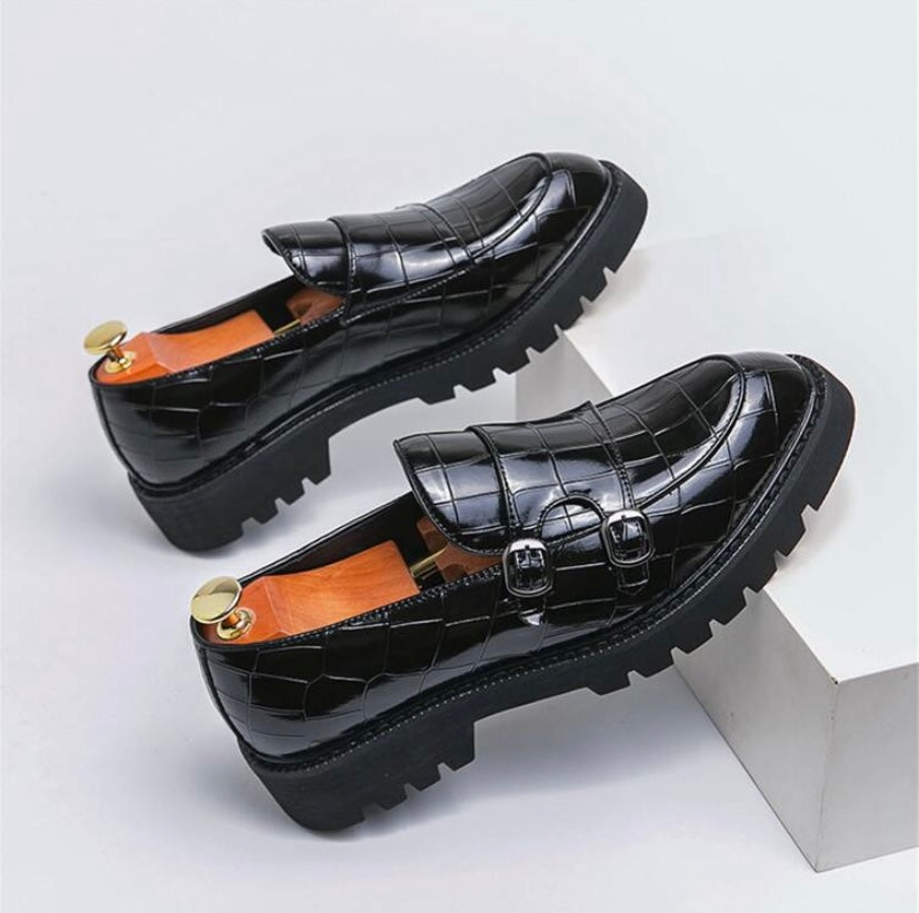 Mocassins habillés pour homme à enfiler avec pampilles décoratives et finition brillante, alliant élégance et style moderne.