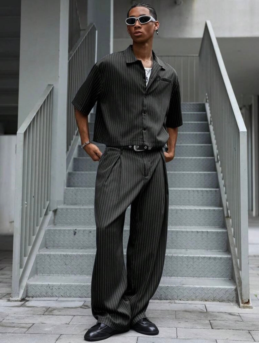Ensemble streetwear unisexe avec haut à manches courtes rayé et pantalon ample, style japonais décontracté idéal pour l’été et les sorties en ville.