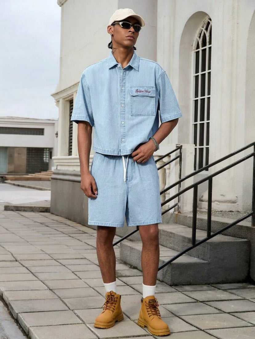 Ensemble en denim bleu pour homme style streetwear avec détails crochet, look décontracté moderne en jean.