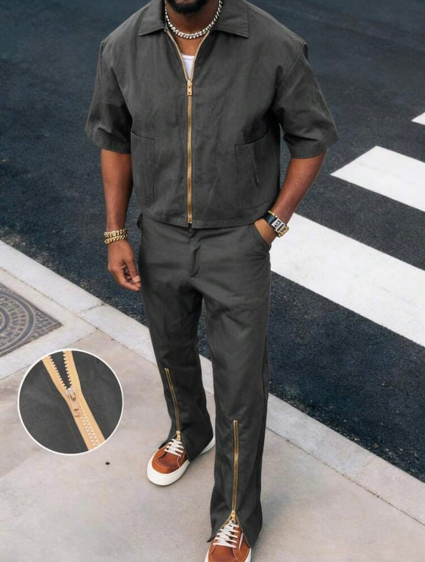 Ensemble 2 pièces pour homme avec haut zippé à manches courtes et pantalon léger, idéal pour un style décontracté au quotidien en été.