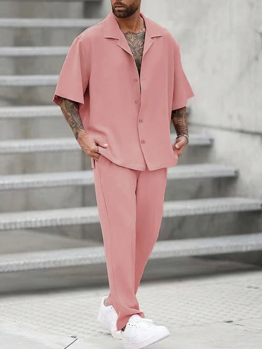 Ensemble décontracté pour homme coupe ample en couleur unie avec chemise à col à revers et pantalon confortable.
