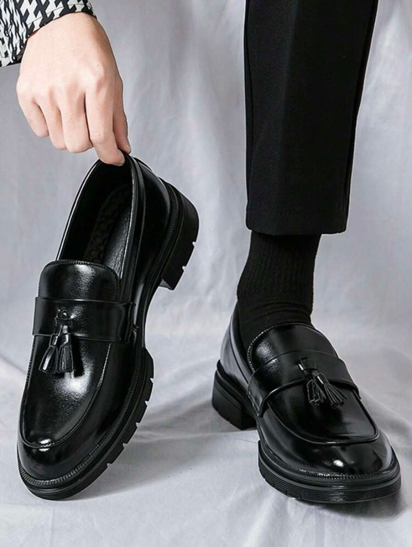 Chaussures habillées pour homme en cuir PU à semelle épaisse avec pampilles décoratives, modèle à enfiler idéal pour mariages et occasions professionnelles.