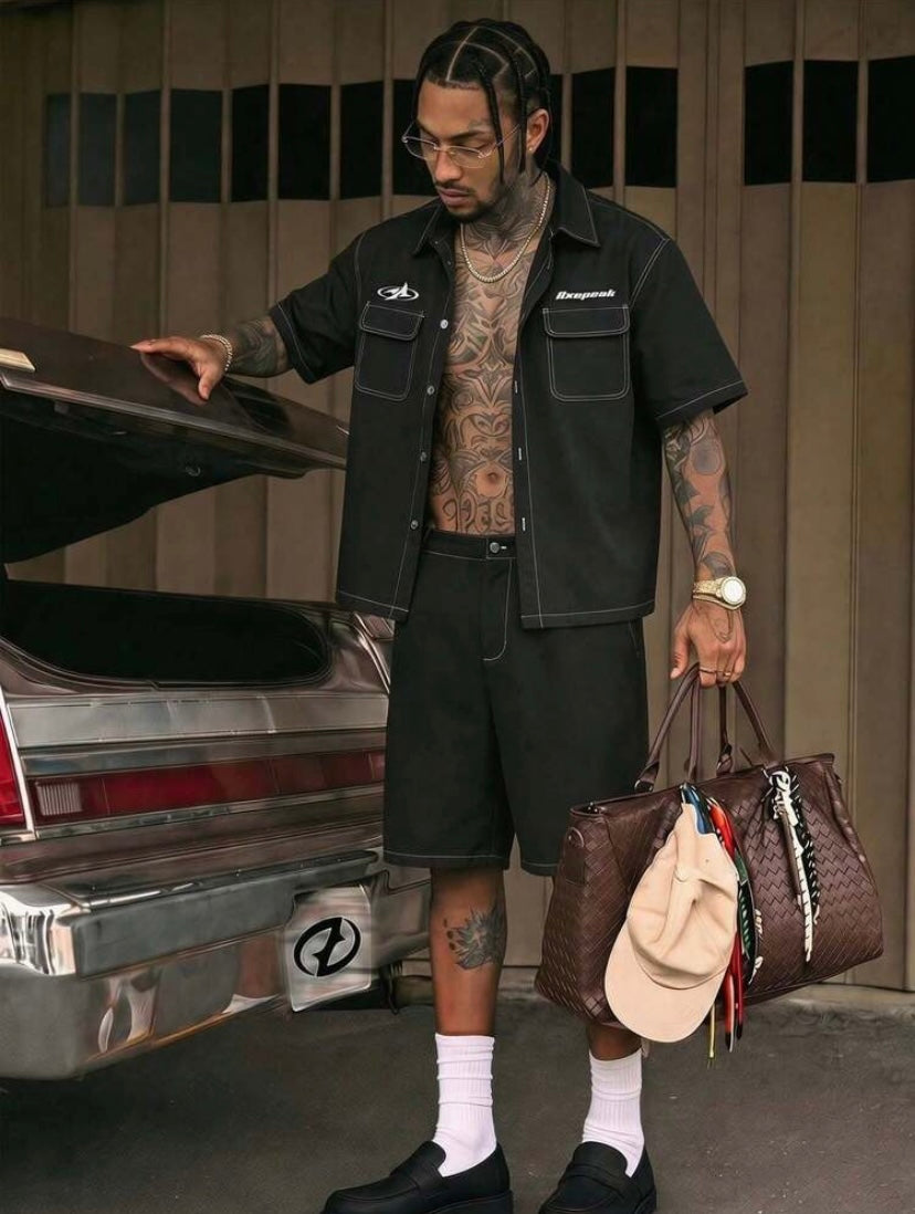 Ensemble décontracté pour homme avec chemise à boutons et short assorti à contrastes de couleurs, idéal pour l’été et les loisirs.