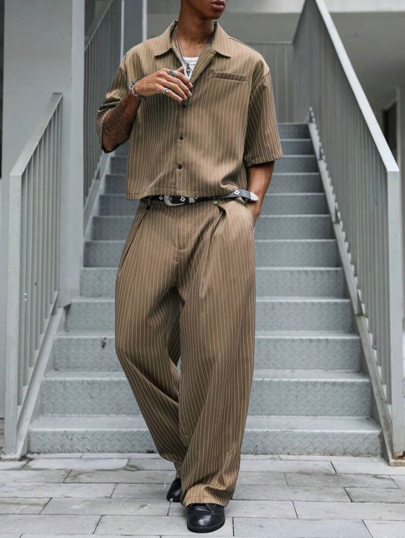 Ensemble streetwear unisexe avec haut à manches courtes rayé et pantalon ample, style japonais décontracté idéal pour l’été et les sorties en ville.