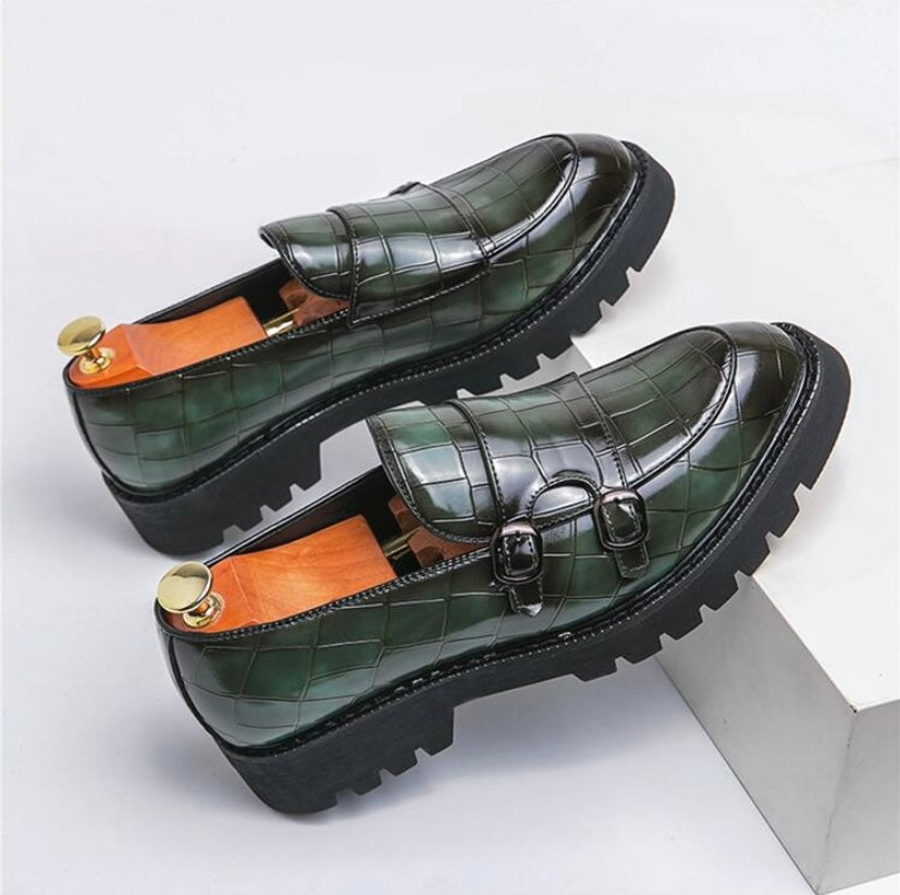 Mocassins habillés pour homme à enfiler avec pampilles décoratives et finition brillante, alliant élégance et style moderne.