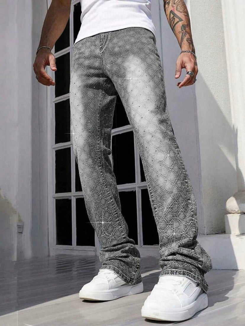 Jean skinny coupe droite pour homme avec poches, style casual streetwear, idéal pour un usage quotidien.