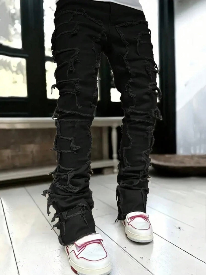 Jean streetwear pour homme avec détails à franges superposées, style créatif et inspiration emo pour un look urbain audacieux.