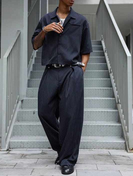 Ensemble streetwear unisexe avec haut à manches courtes rayé et pantalon ample, style japonais décontracté idéal pour l’été et les sorties en ville.