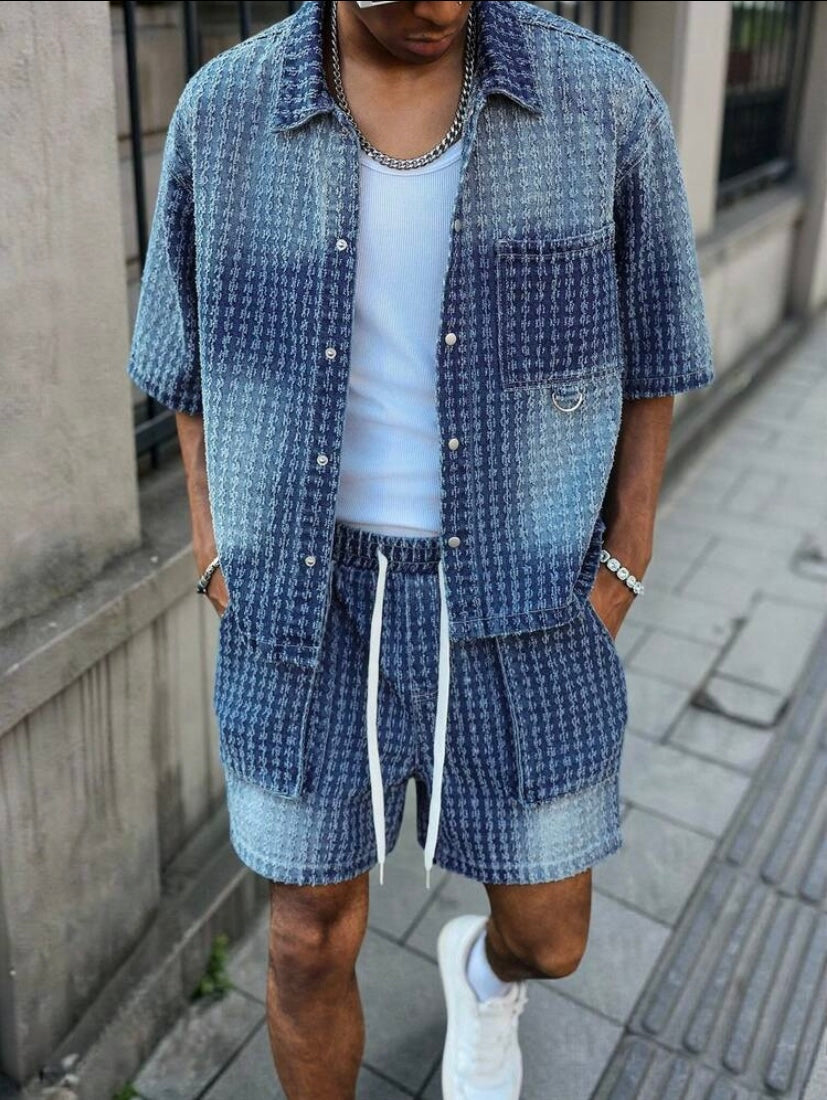 Ensemble en denim bleu pour homme style streetwear avec détails crochet, look décontracté moderne en jean.