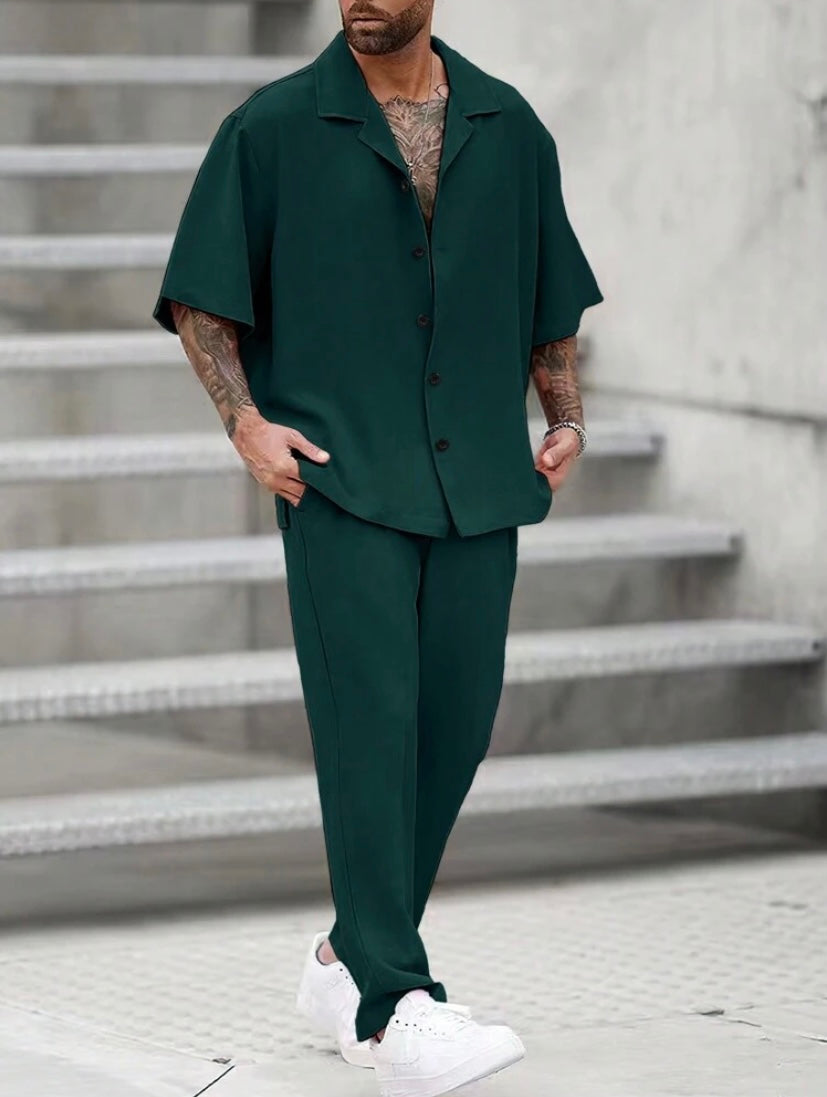 Ensemble décontracté pour homme coupe ample en couleur unie avec chemise à col à revers et pantalon confortable.