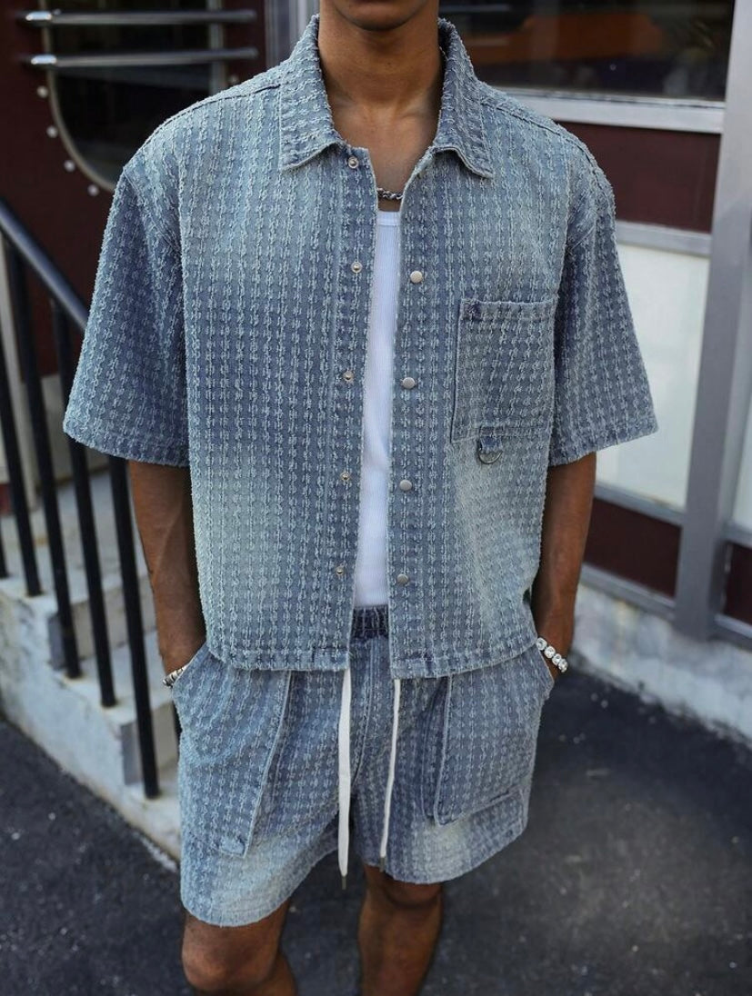 Ensemble en denim bleu pour homme style streetwear avec détails crochet, look décontracté moderne en jean.