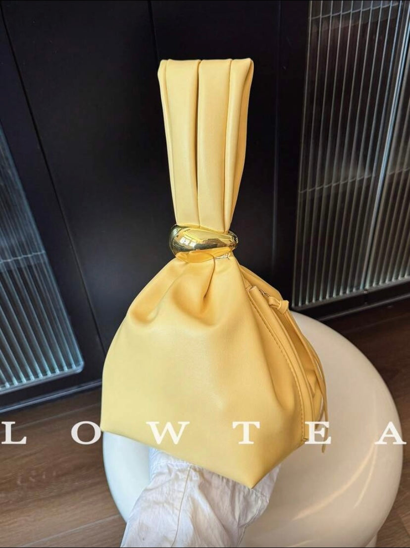 Mini sac nuage plissé en simili cuir avec fermeture éclair et détails métalliques, style élégant pour usage quotidien 👜
