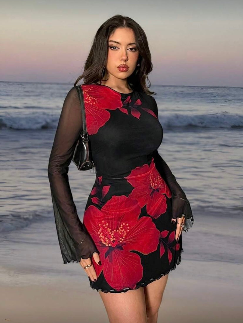 Robe courte fleurie à manches trompette et dos nu