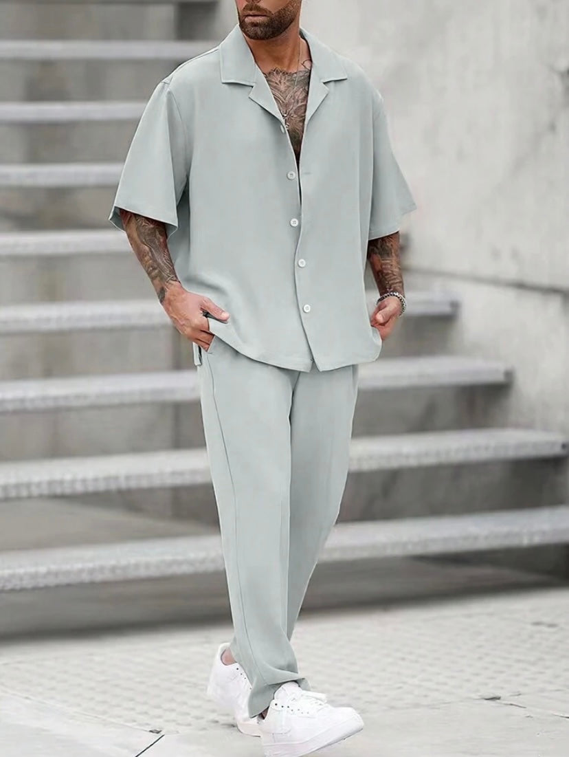 Ensemble décontracté pour homme coupe ample en couleur unie avec chemise à col à revers et pantalon confortable.