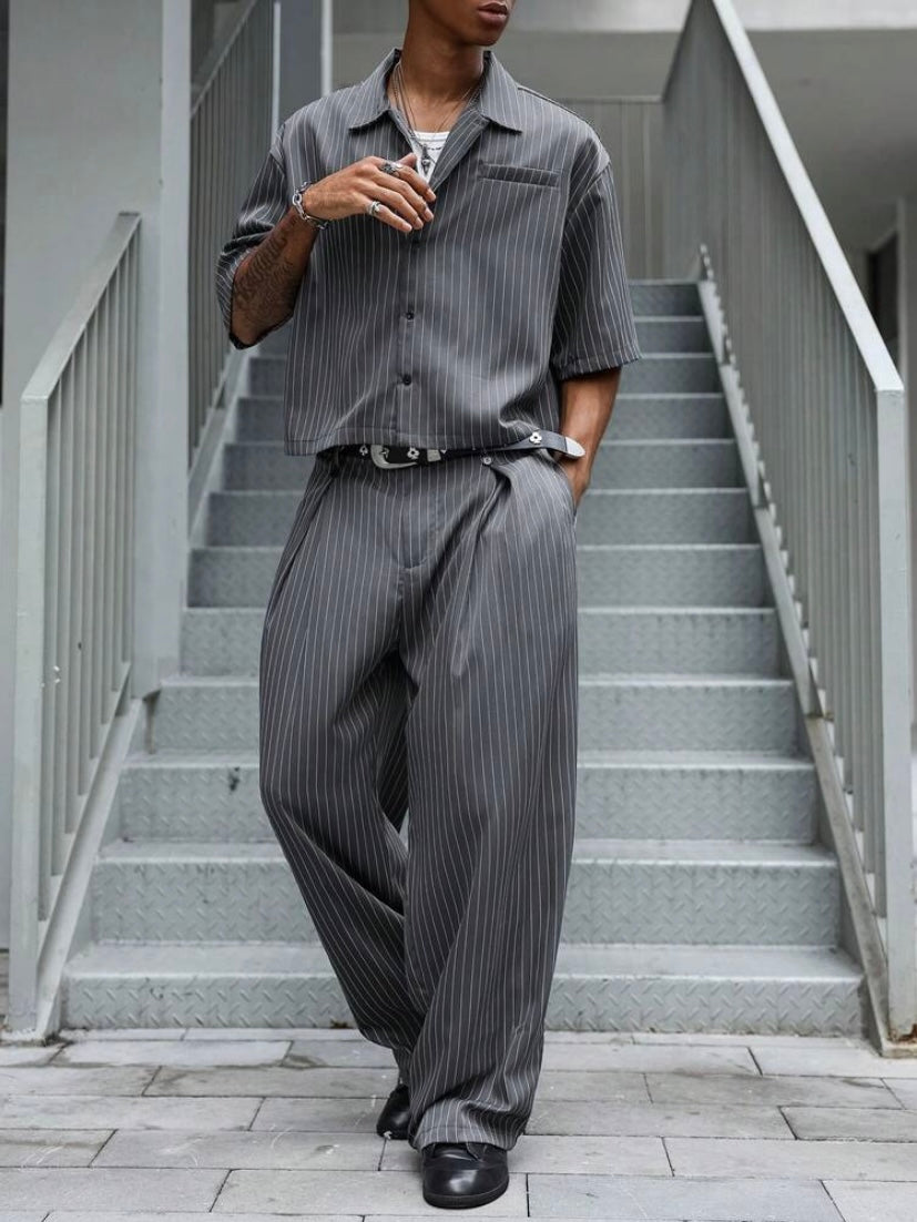 Ensemble streetwear unisexe avec haut à manches courtes rayé et pantalon ample, style japonais décontracté idéal pour l’été et les sorties en ville.