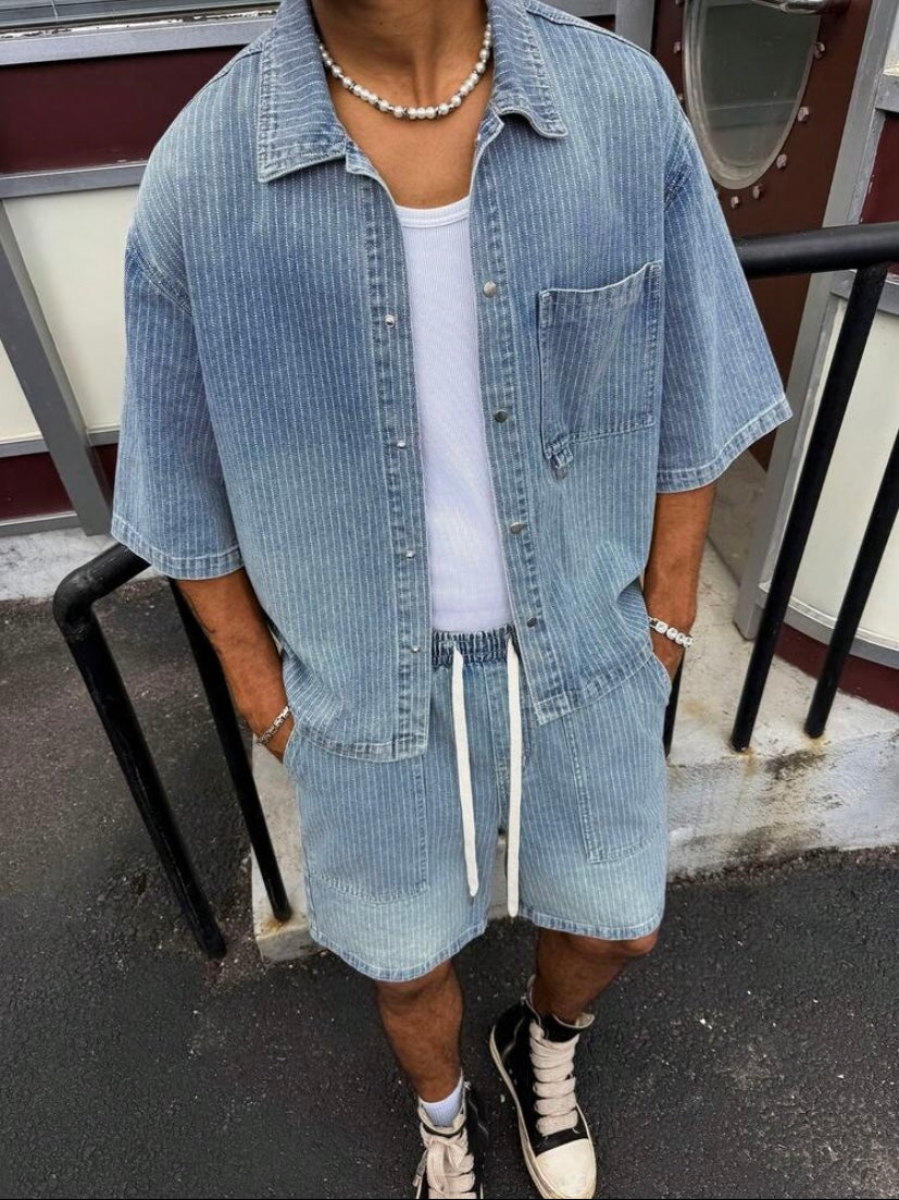Ensemble en denim bleu pour homme style streetwear avec détails crochet, look décontracté moderne en jean.