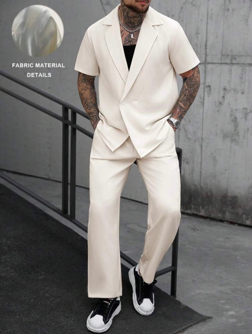 Ensemble homme style Old Money avec chemise croisée à manches courtes et pantalon décontracté à poches inclinées, idéal pour l’été et les vacances.