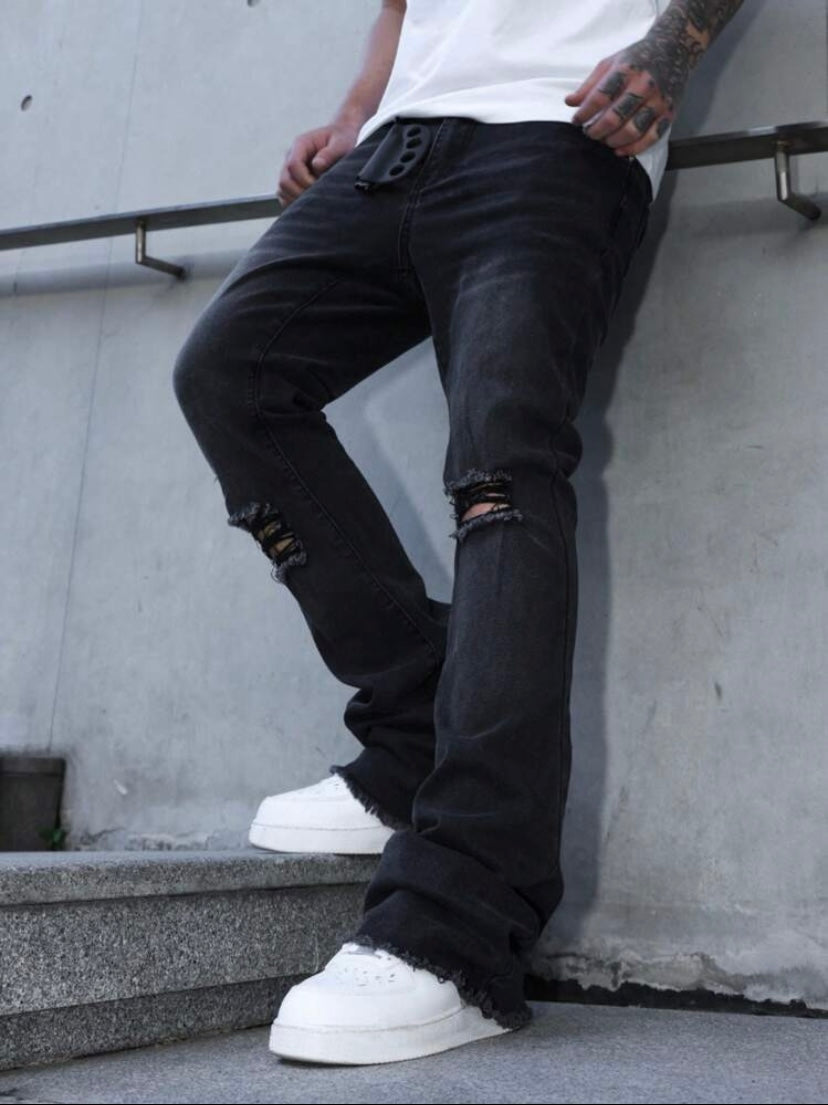 Jean bootcut pour homme avec effet usé, poches et ourlet effiloché, coupe évasée style casual streetwear.