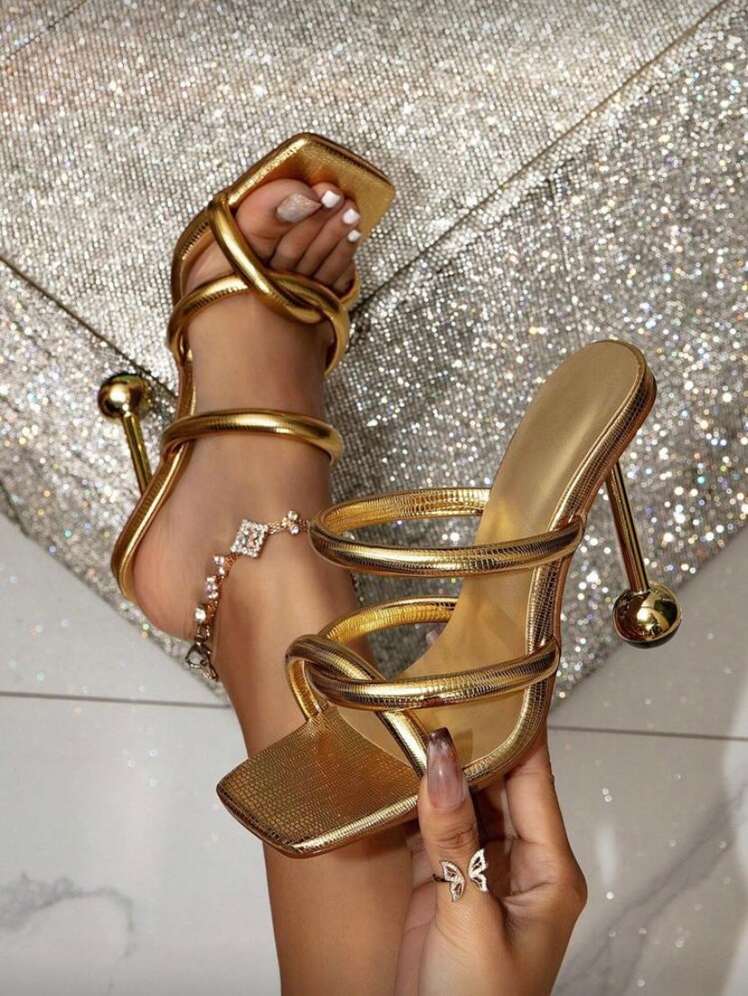 Mules à talons hauts avec décor pyramide, style élégant pour soirées 👠✨