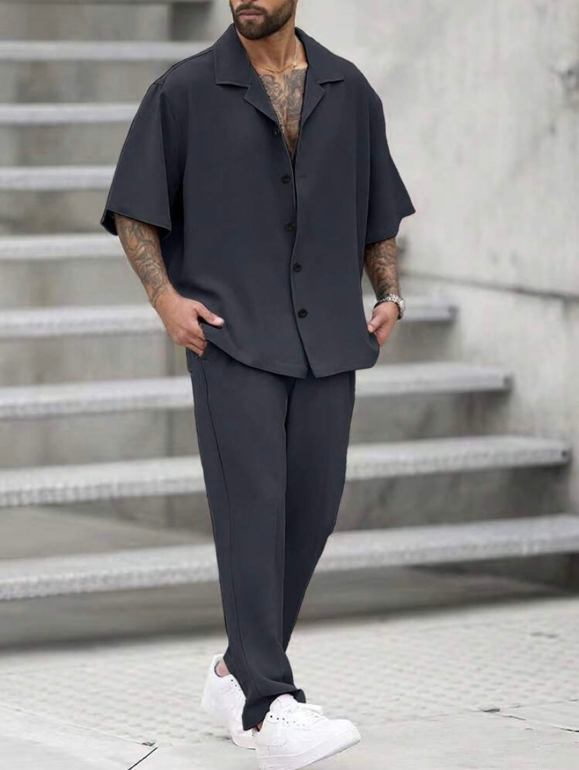 Ensemble décontracté pour homme coupe ample en couleur unie avec chemise à col à revers et pantalon confortable.