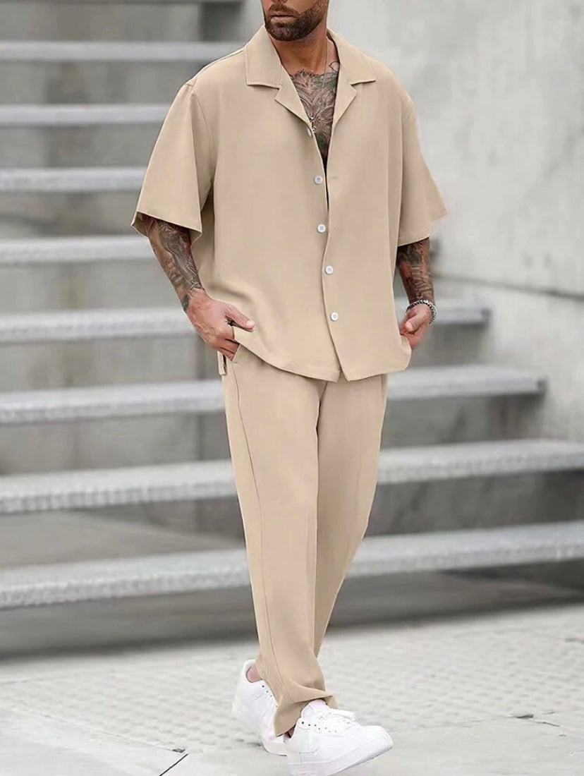Ensemble décontracté pour homme coupe ample en couleur unie avec chemise à col à revers et pantalon confortable.